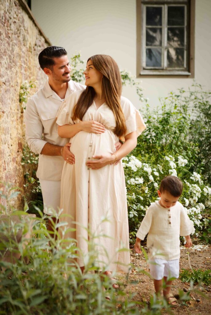 Mann und werdende Mutter, Papa streichelt den runden Babybauch