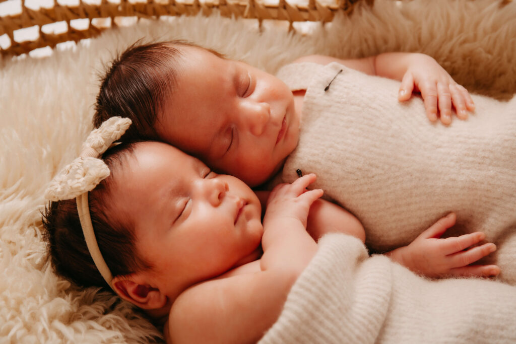 Zwillingsbabys umarmen sich liebevoll.