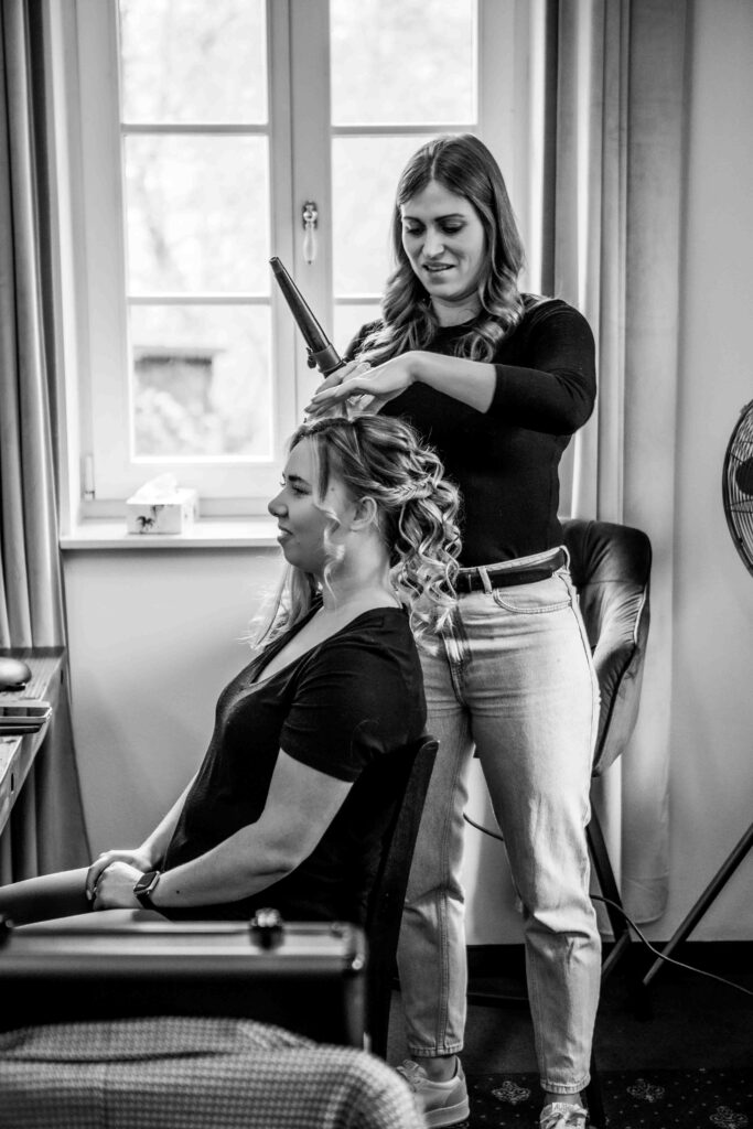 Getting Ready: Brautfrisur wird gerichtet