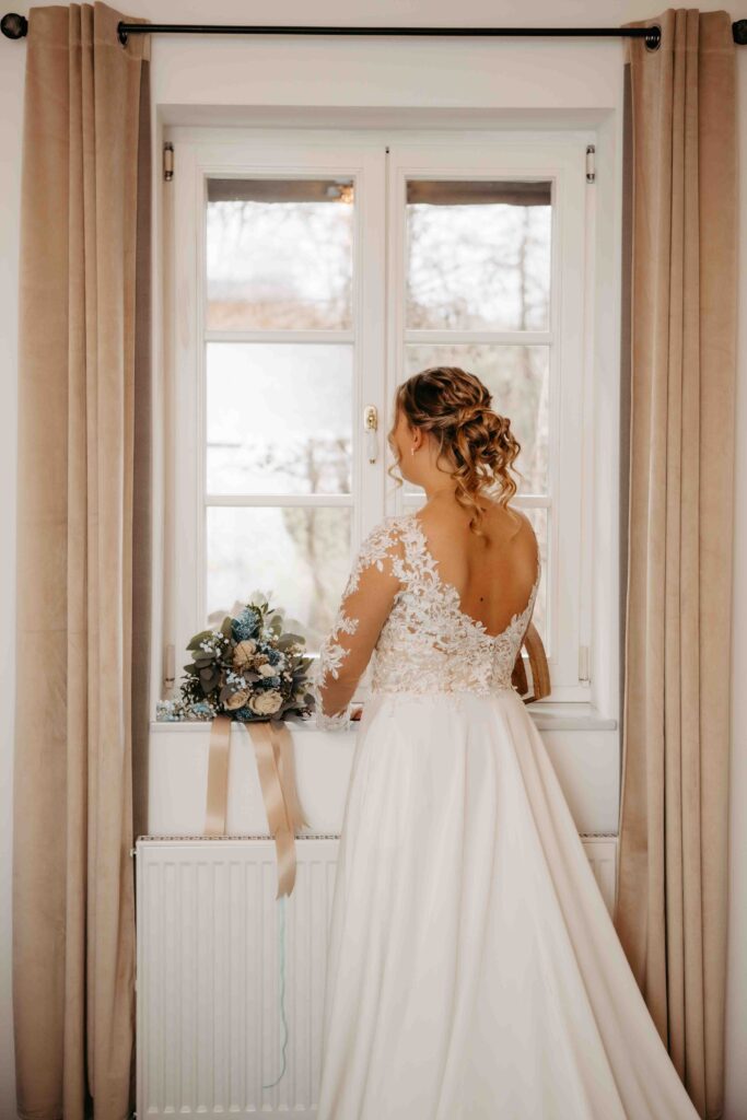 Rückenansicht der Braut im Hochzeitskleid