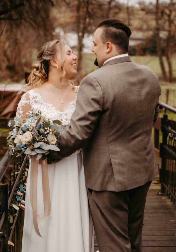 Braut auf der Brücke vor der Location