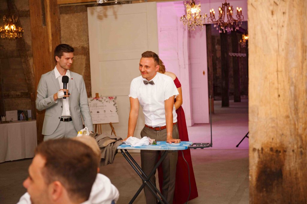 Hochzeitsspiel: Hemd des Bräutigams wird zerschnitten