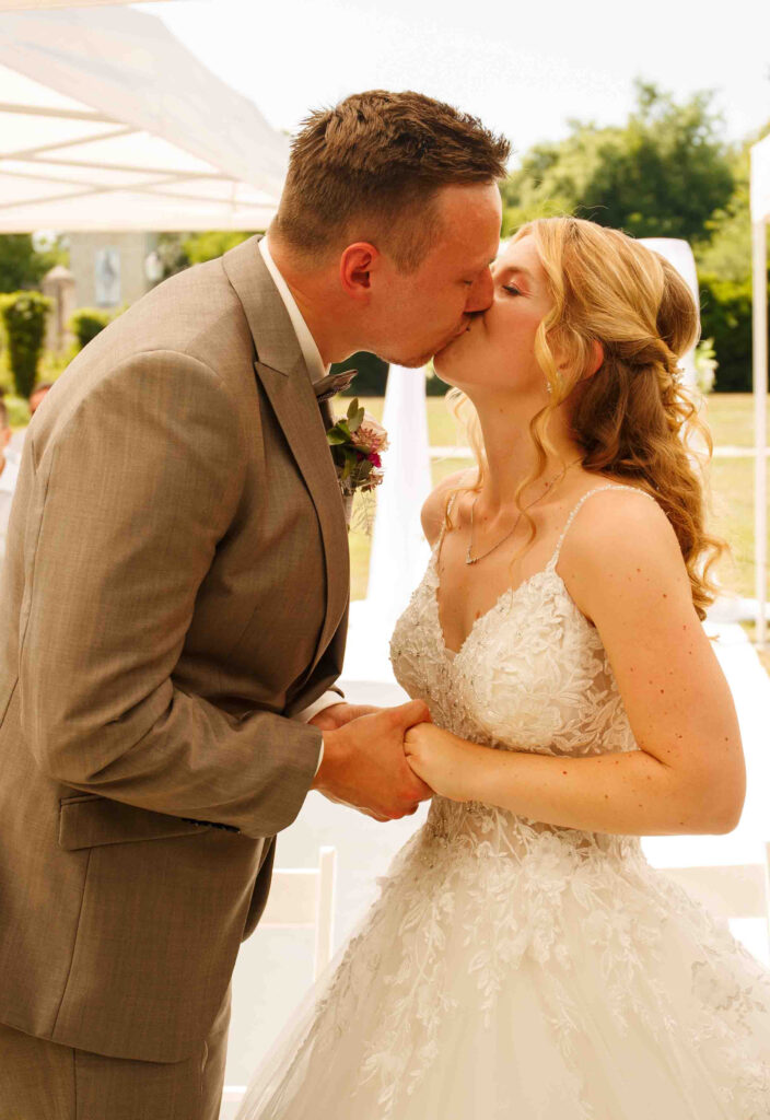 Erster Kuss des Brautpaares bei der Hochzeit