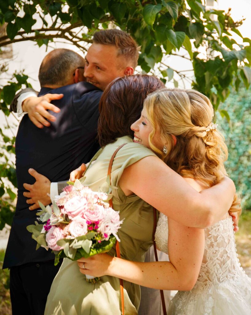 Brautpaar erhält Glückwünsche nach der Trauung