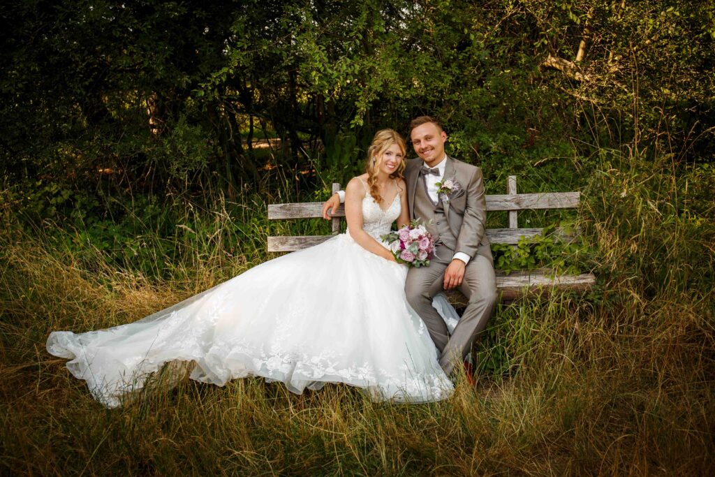 Brautpaar vor dem Jagdschloss Mönchbruch bei romantischem Sonnenlicht