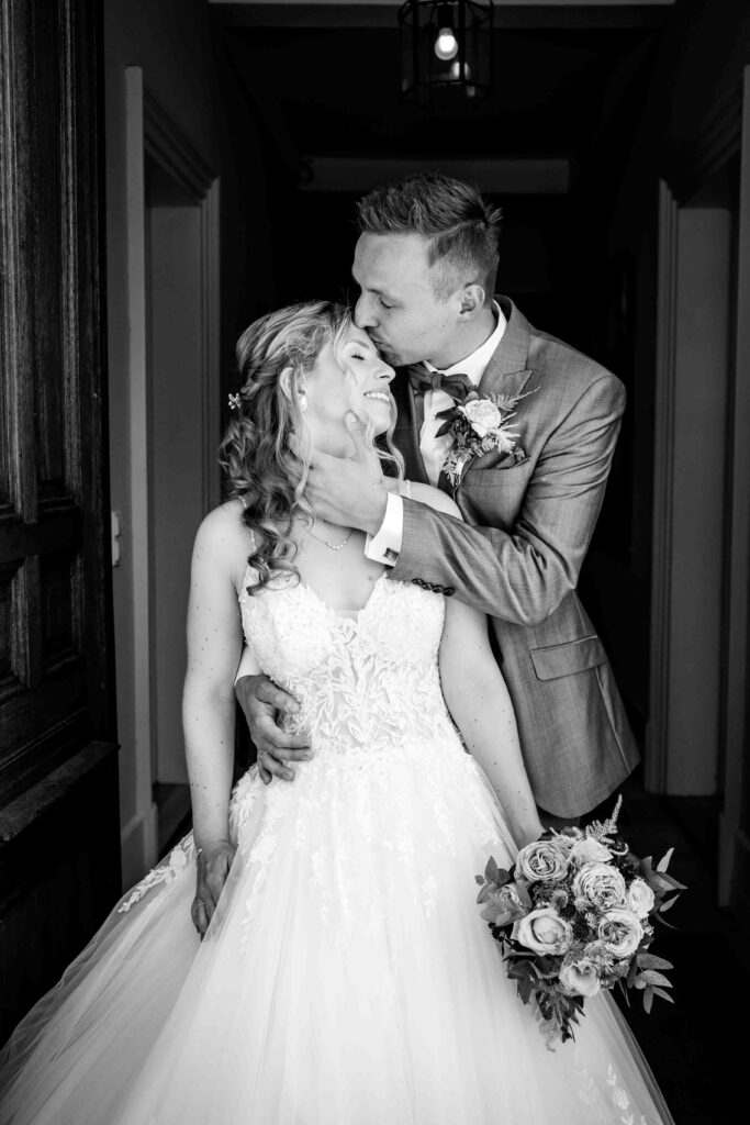 Romantische Szene: Braut im Vordergrund, Bräutigam im Hintergrund