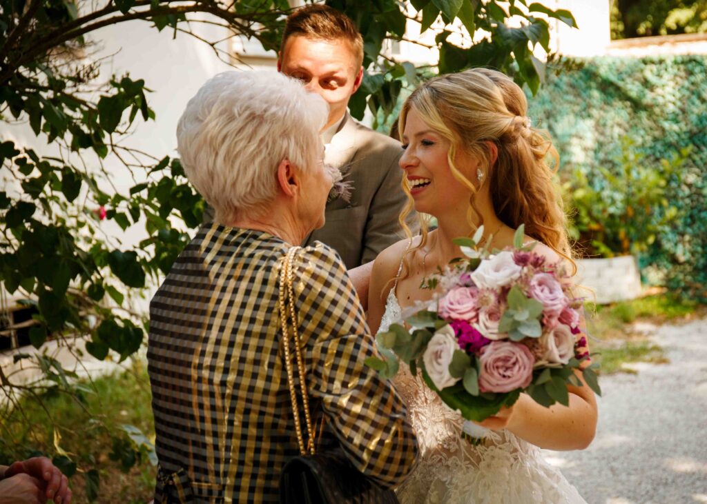 Braut nimmt Glückwünsche von Gästen entgegen