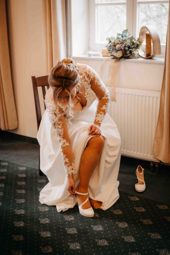 Braut und Bräutigam posieren für ein Foto