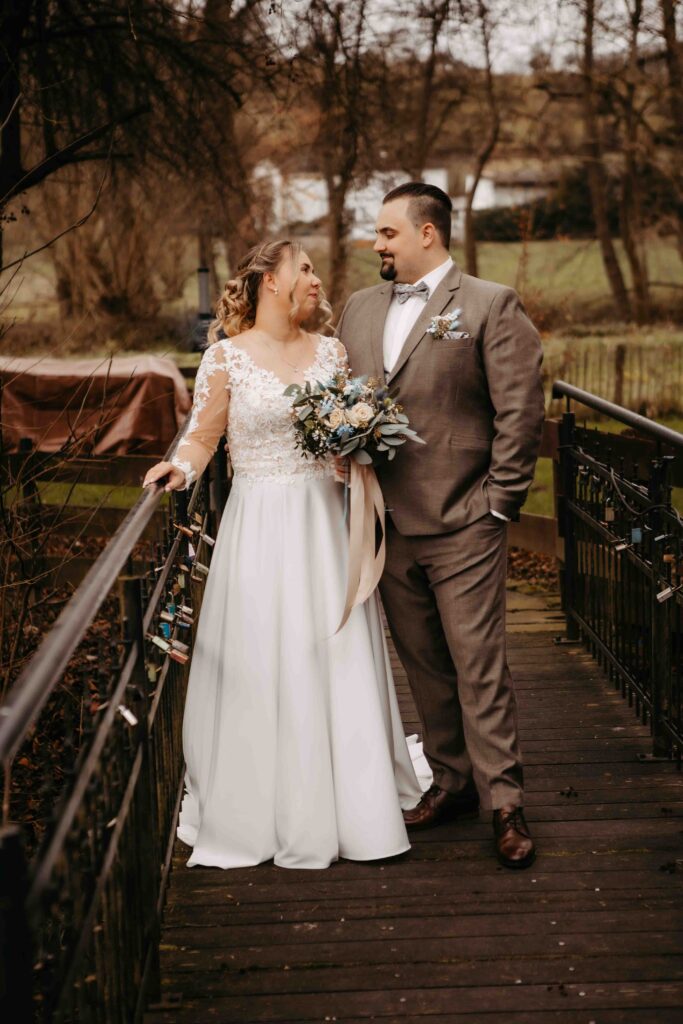 Brautpaar spaziert über die Brücke während des Shootings