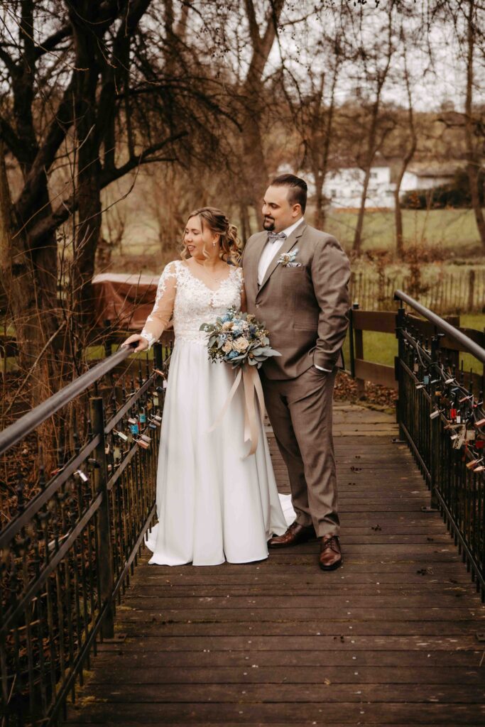 Hochzeitsshooting auf der Brücke bei der Location