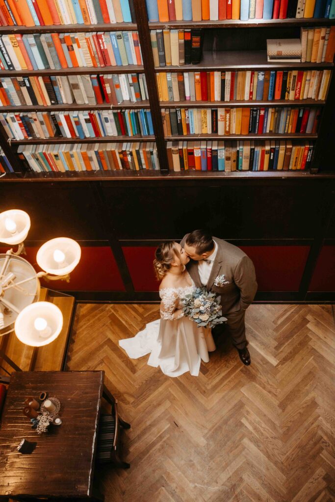 Blick von oben auf Braut und Bräutigam in der Bibliothek