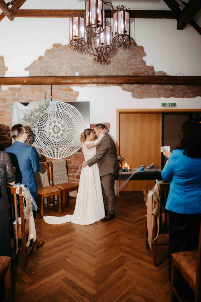 Braut und Bräutigam beim Hochzeitskuss