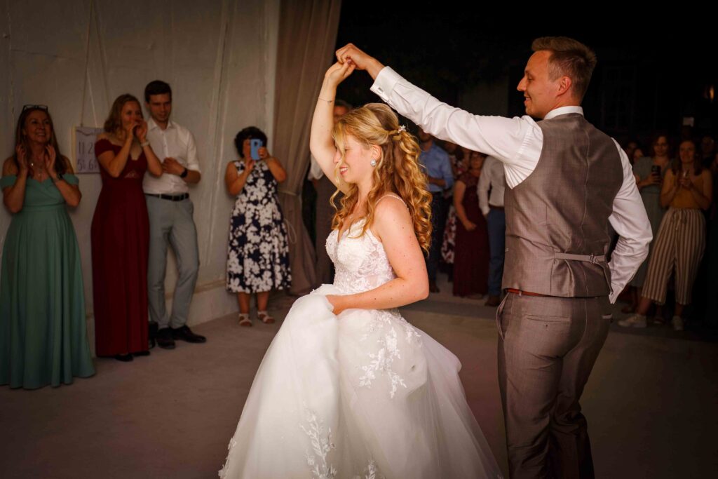 Brautpaar in Drehbewegung – Gäste klatschen ringsum