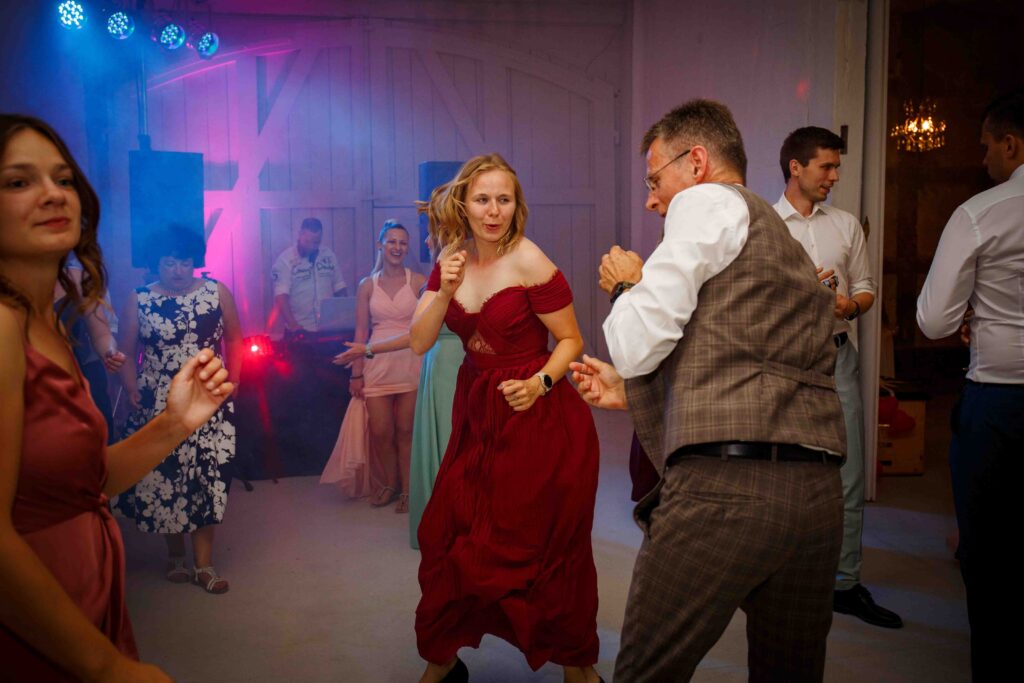 Tanzende Hochzeitsgesellschaft