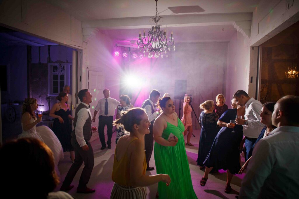 Ausgelassene Stimmung auf der Tanzfläche mit tanzenden Gästen