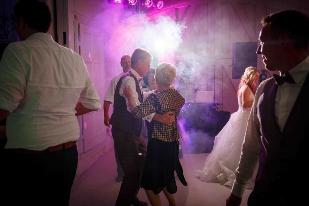 Gäste auf der Tanzfläche während der Hochzeit