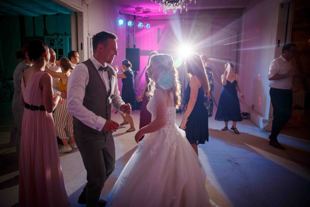 Tanzendes Brautpaar unter alten Bäumen am Jagdschloss Mönchbruch