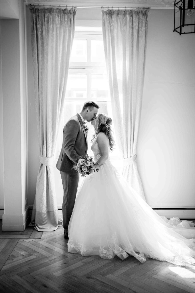 Hochzeitskuss im historischen Innenhof des Jagdschlosses Mönchbruch