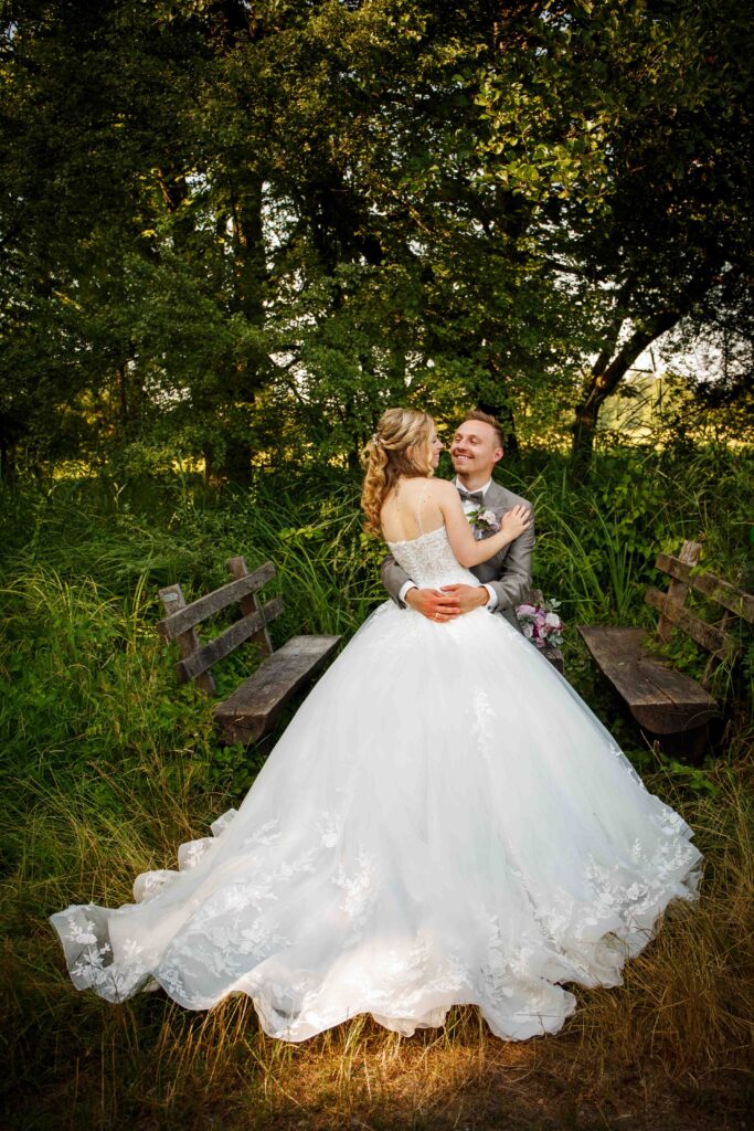 Braut und Bräutigam spazieren durch den Mönchbruch-Wald