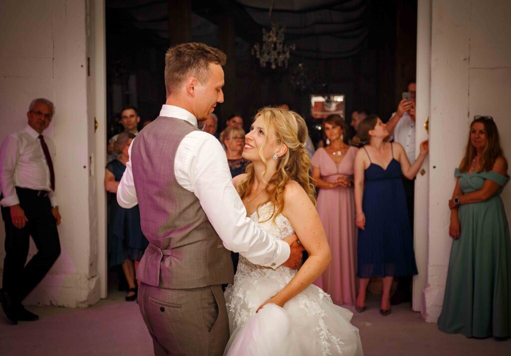 Festliche, fröhliche Stimmung beim Hochzeitstanz mit Applaus