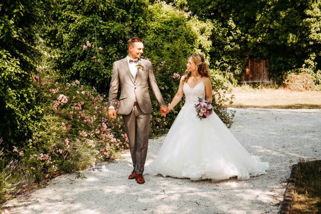 Braut mit Blumenstrauß auf der Wiese am Jagdschloss Mönchbruch