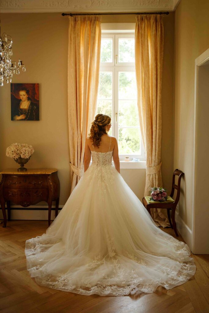 Ganzes Brautkleid in voller Länge von hinten