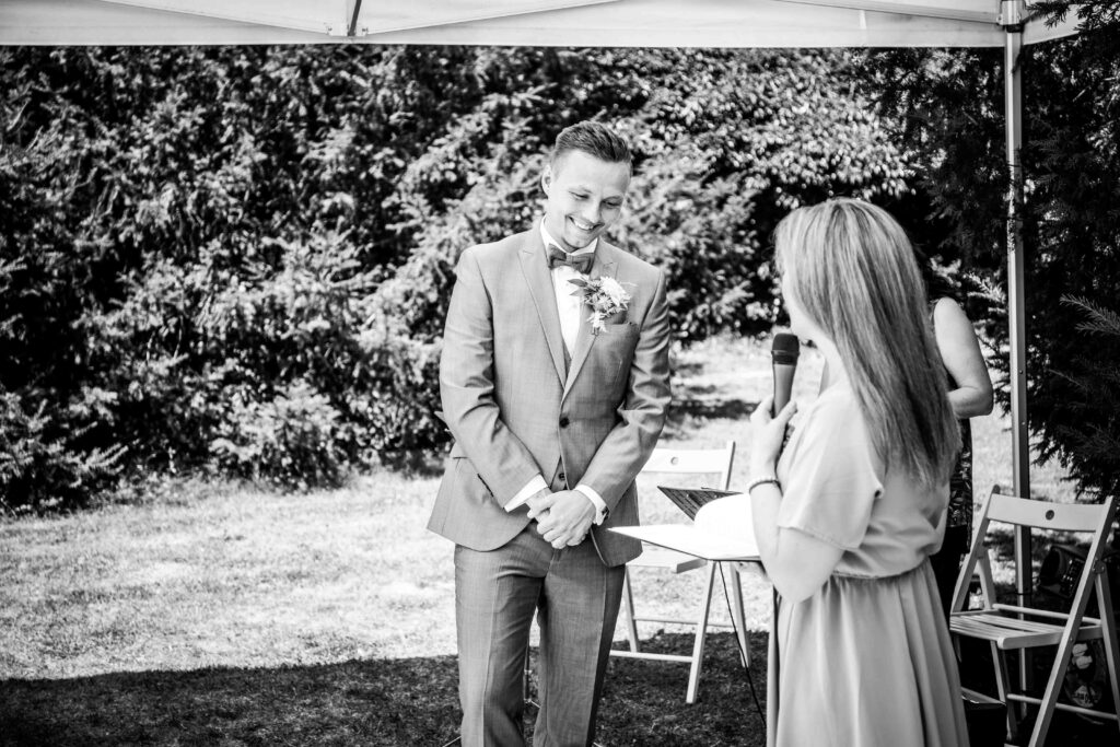 Bräutigam hört während der Traurede aufmerksam zu