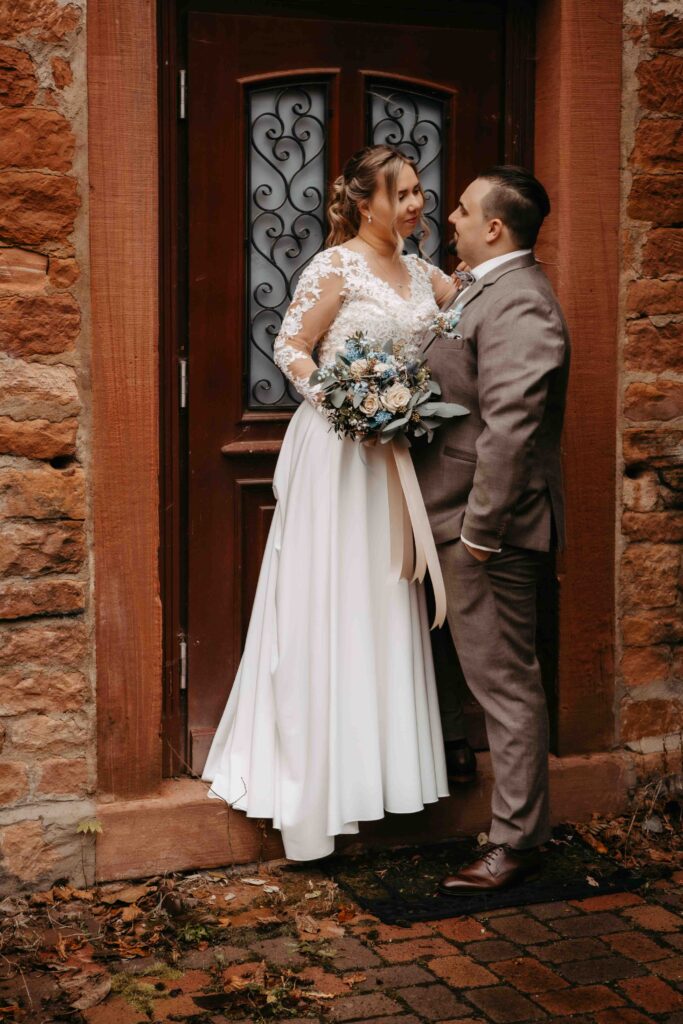 Hochzeitspaar steht in einer Türöffnung