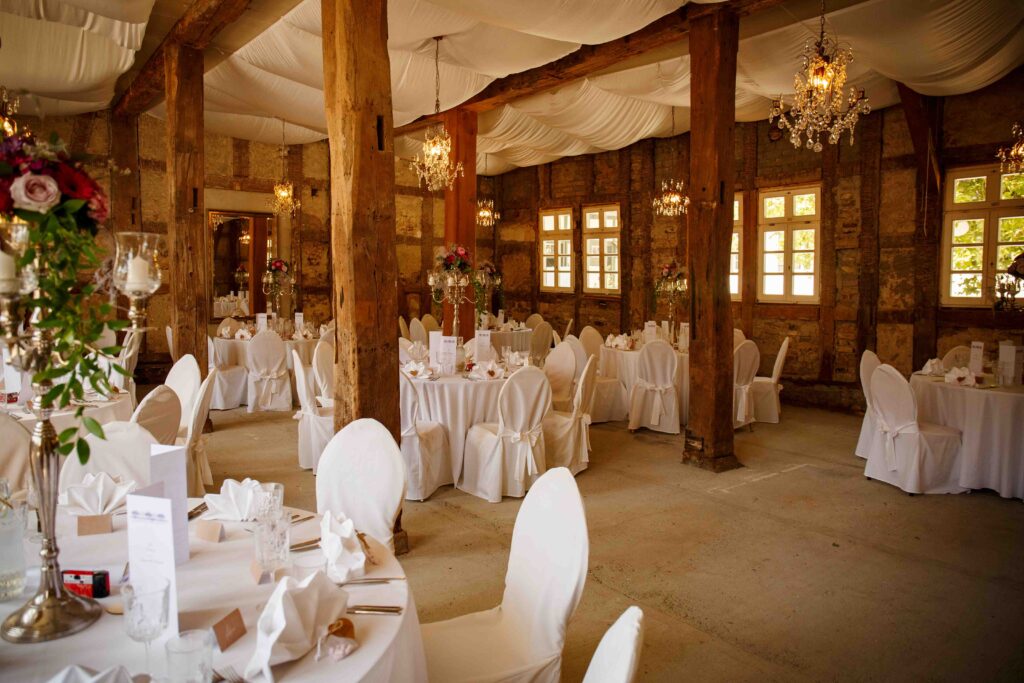 Prunkvolle Innenräume eines Jagdschlosses mit Dekoration