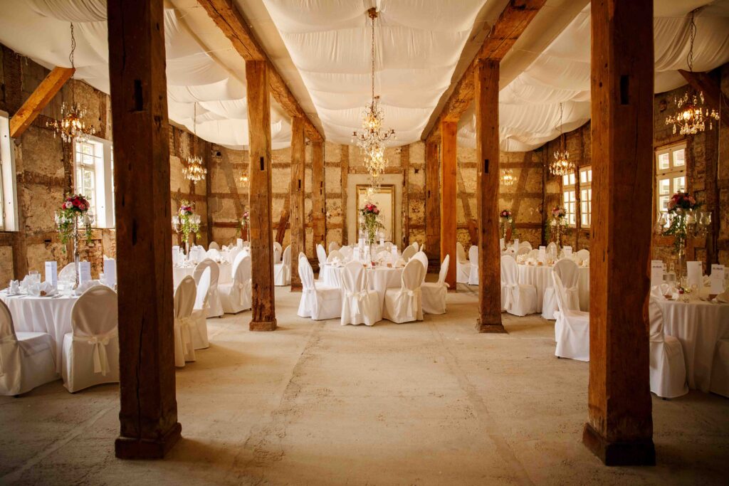 Festlich dekorierter Saal im Jagdschloss