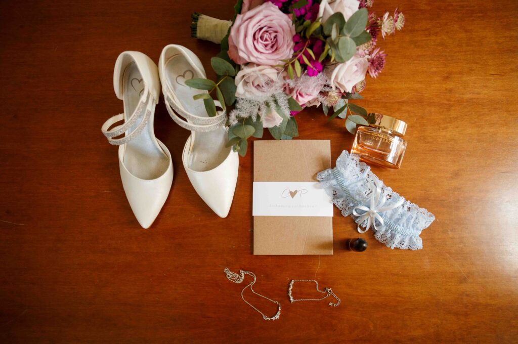 Detailaufnahme von Ringen und Brautstrauß im Jagdschloss Mönchbruch