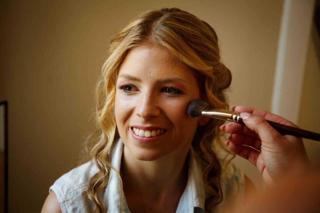 Make-up-Artist schminkt die Braut vor der Trauung