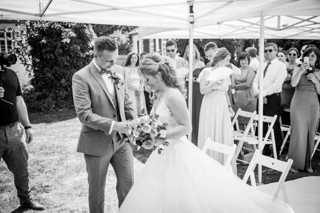 Braut hält die Hand des Bräutigams während der freien Trauung