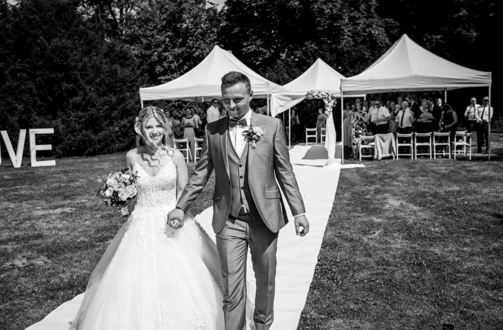 Braut und Bräutigam gehen Hand in Hand