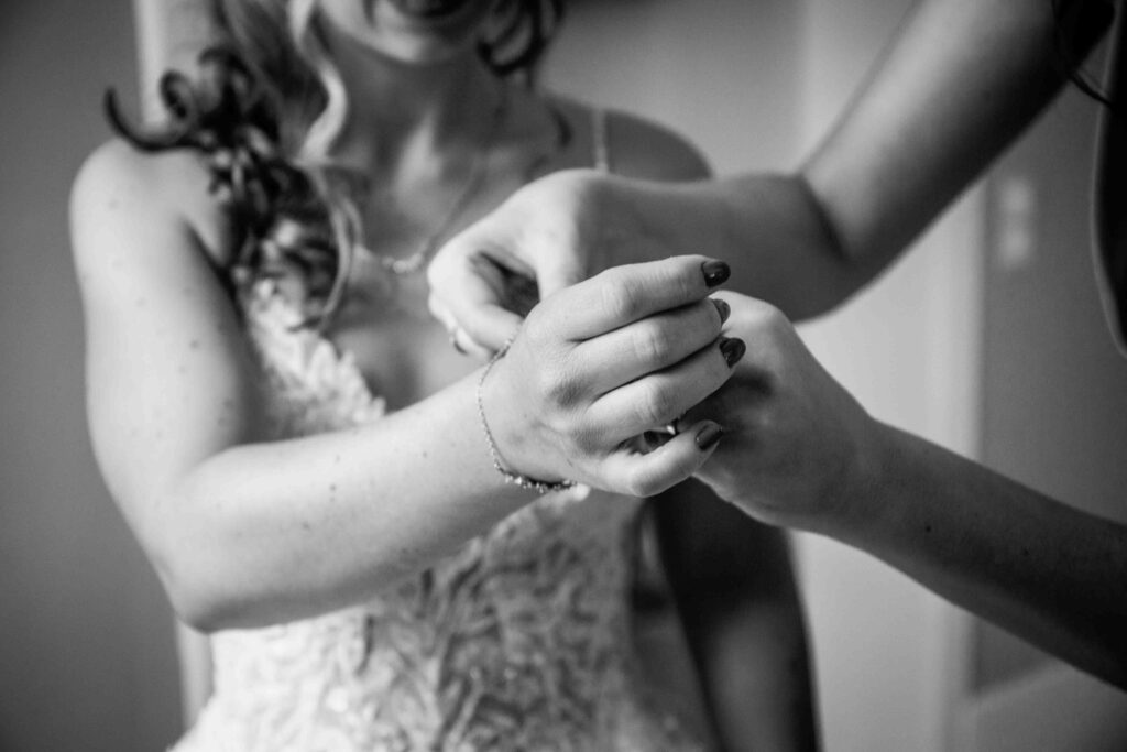 Braut legt eleganten Schmuck am Hochzeitstag an