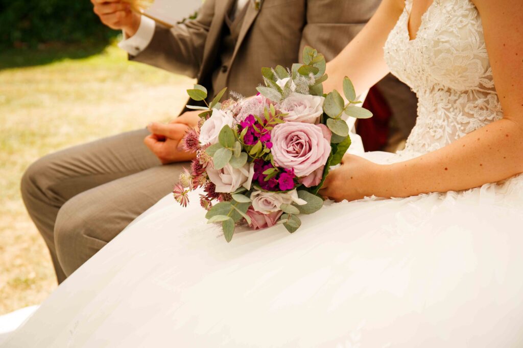 Detailaufnahme eines romantischen Brautstraußes mit frischen Blumen in natürlichem Licht