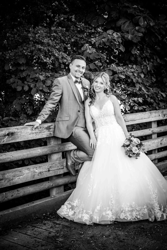 Zärtlicher Moment eines Paares umgeben von natürlicher, romantischer Kulisse