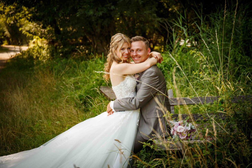 Naturzauber beim Paarshooting zwischen Wiesen und Bäumen