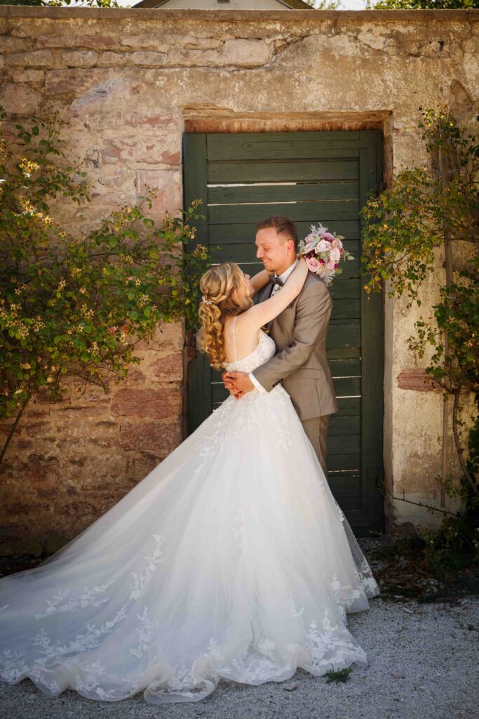 Elegantes Brautpaarfoto vor der Fassade des Jagdschlosses Mönchbruch
