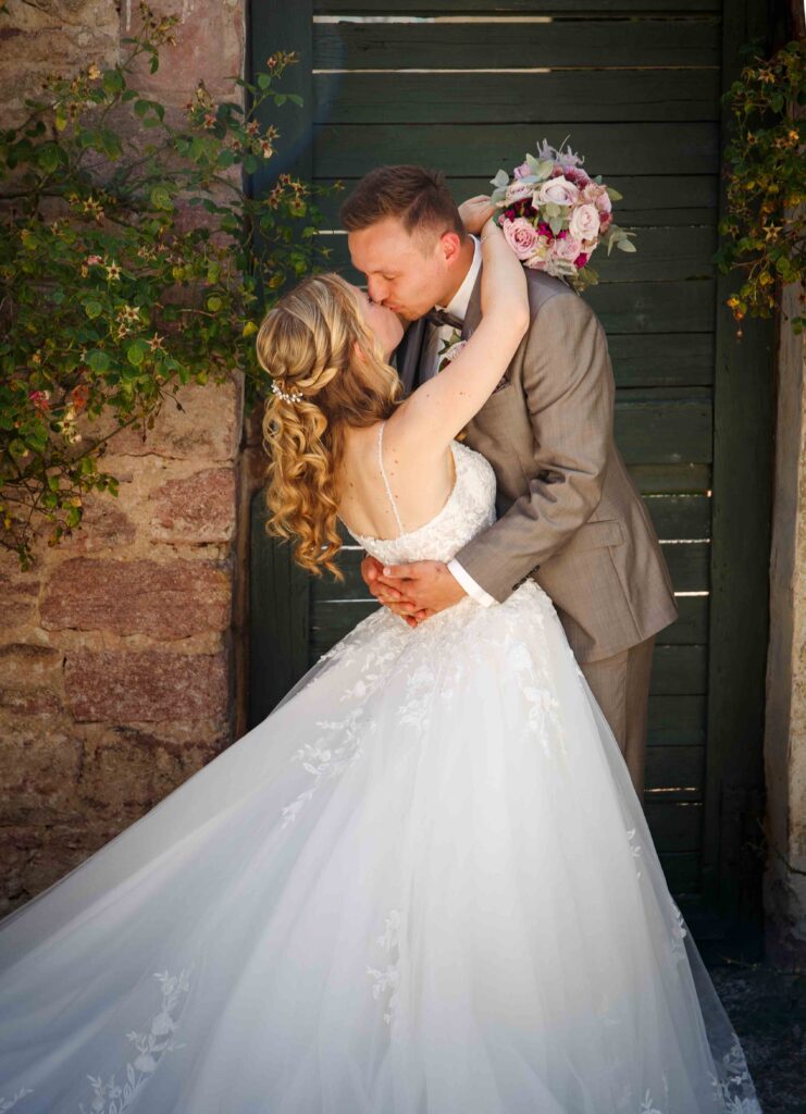 Gefühlvolle Augenblicke im warmen Abendlicht während eines Outdoor-Shootings