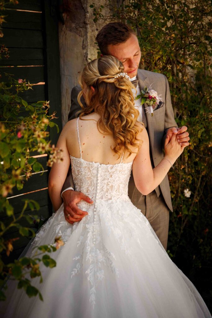 Romantische Liebesmomente eines Paares beim Fotoshooting in der Natur