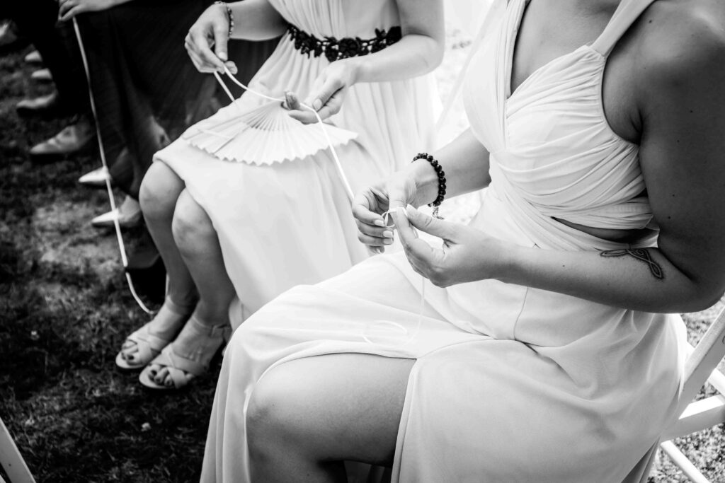 Ringritual: Ehering gleitet über eine Schnur