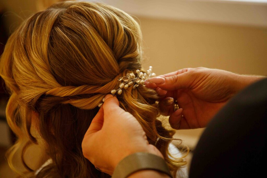 Haarschmuck der Braut im Hochzeitsstyling