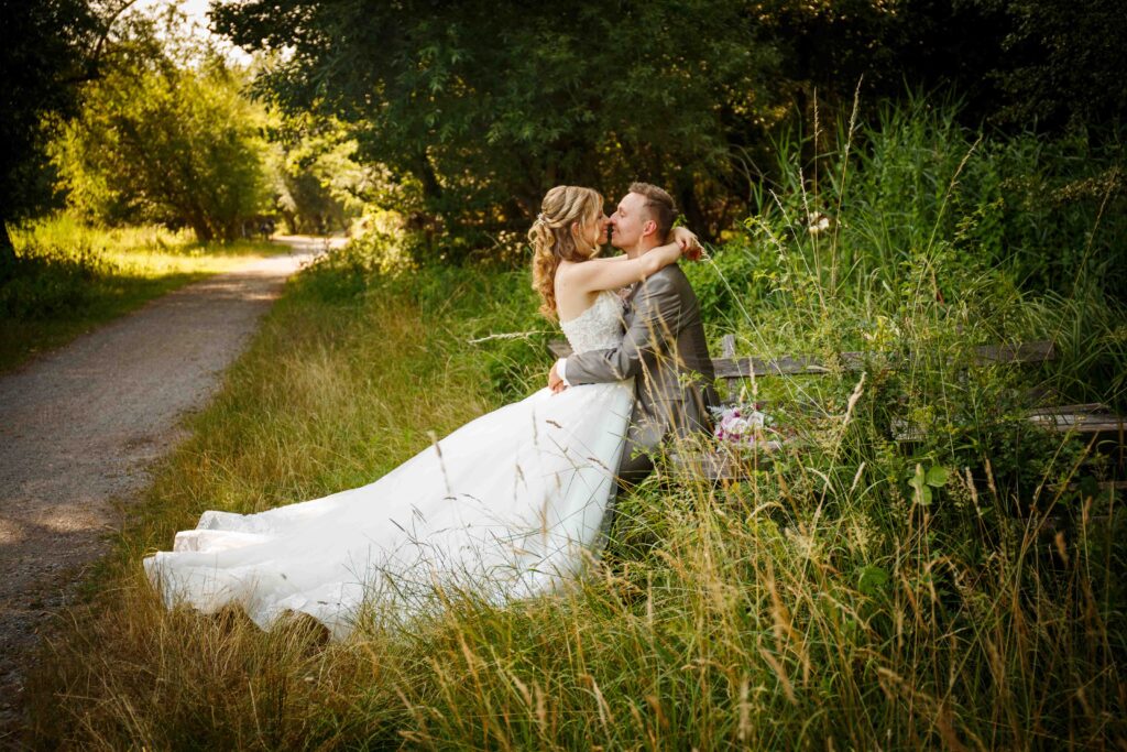 Romantisches Paarshooting am Teich beim Jagdschloss Mönchbruch