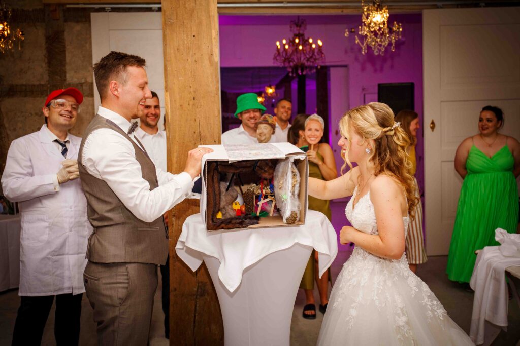 Brautpaar nimmt am Dschungelcamp-Hochzeitsspiel teil