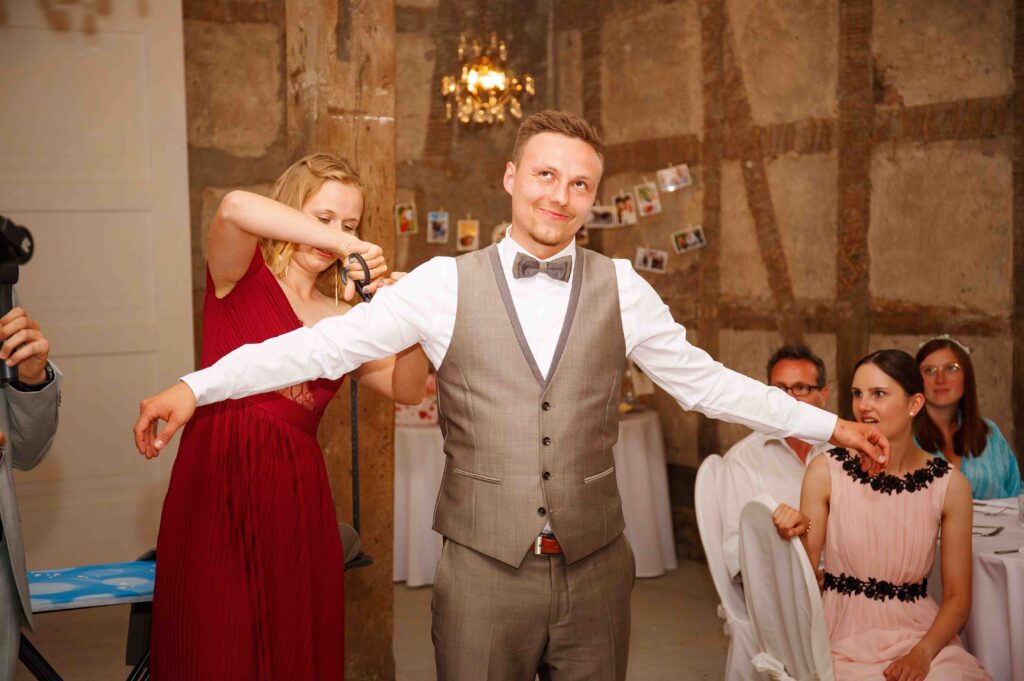 Hochzeitsspiel: Hemd des Bräutigams wird zerschnitten