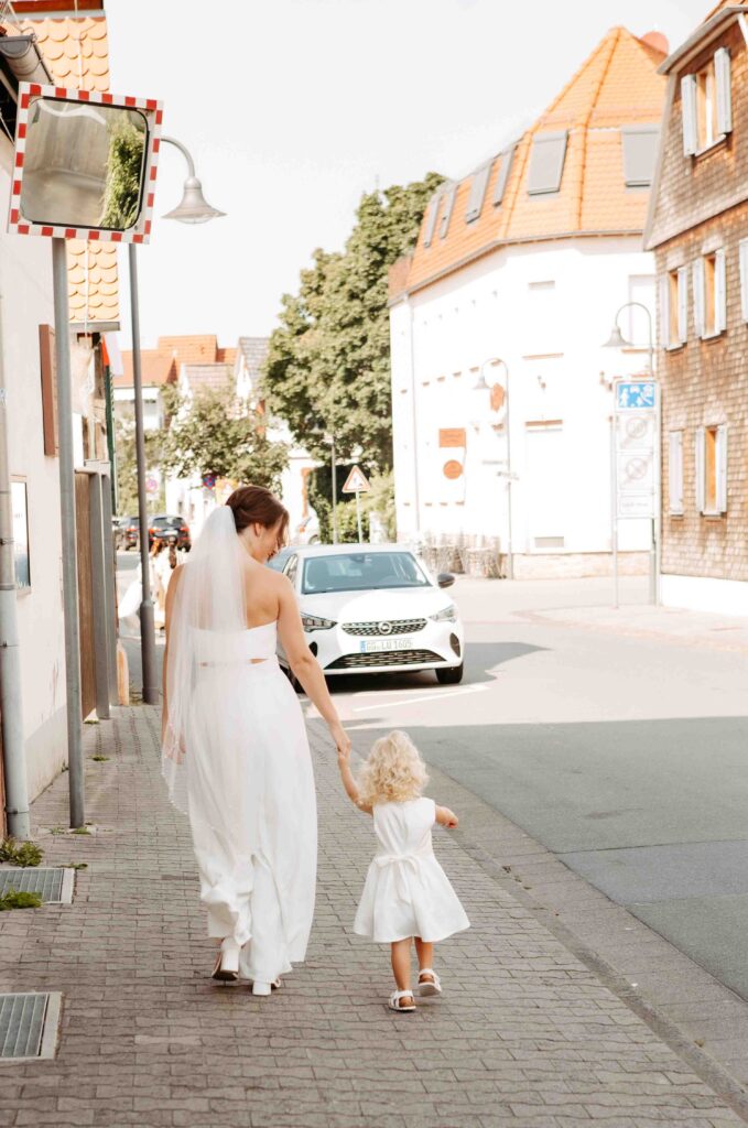 Herzliche Ankunft: Braut geht Hand in Hand mit ihrer Tochter