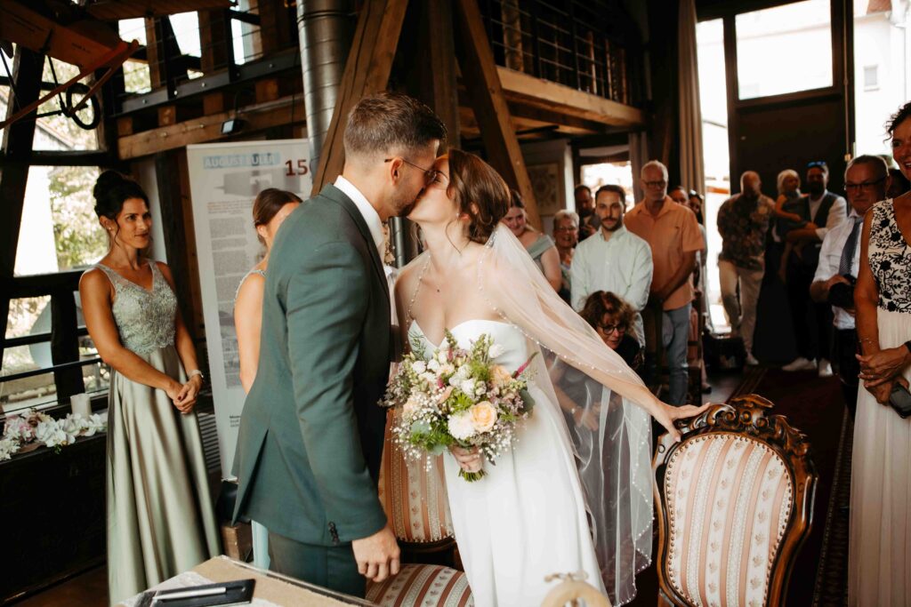 Romantischer Kuss des Brautpaares im Standesamt Griesheim