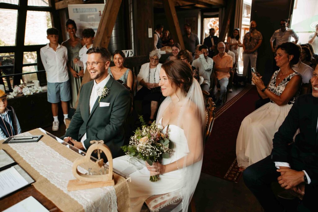 Brautpaar zeigt Freude während der standesamtlichen Hochzeit