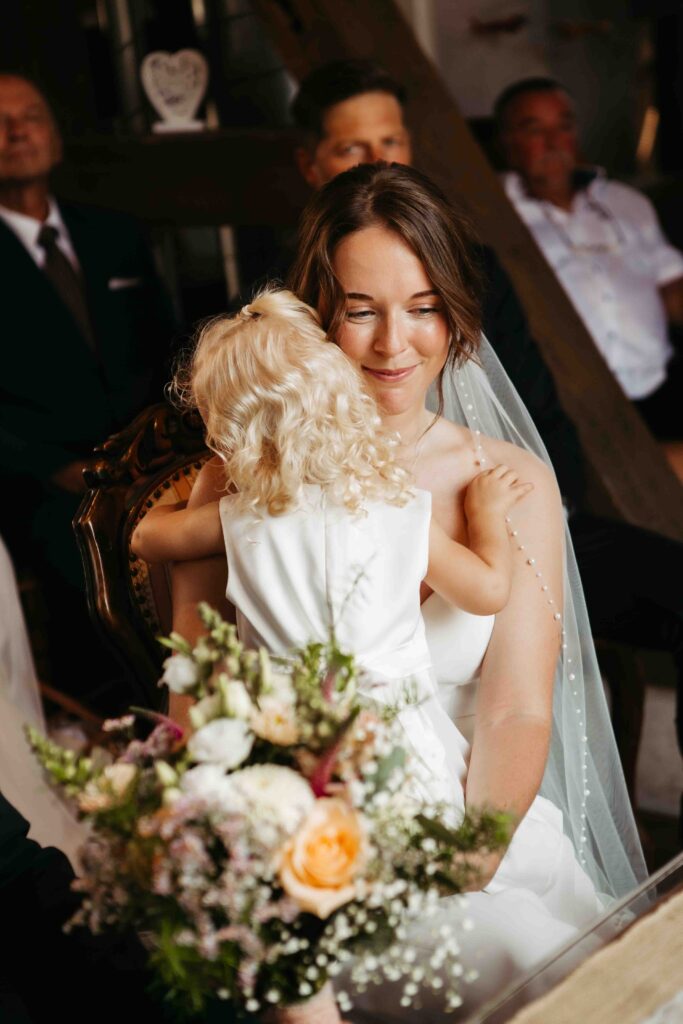 Mutter und Tochter während der standesamtlichen Trauung